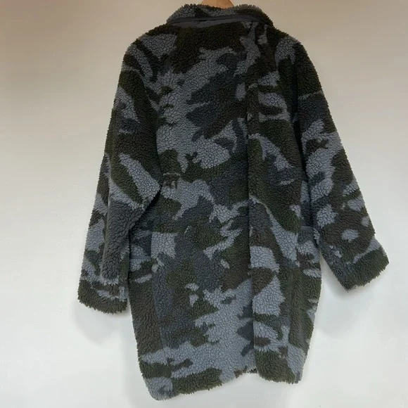 American Eagle Outfitters Camo Sherpa coat xl - Picture 8 of 11